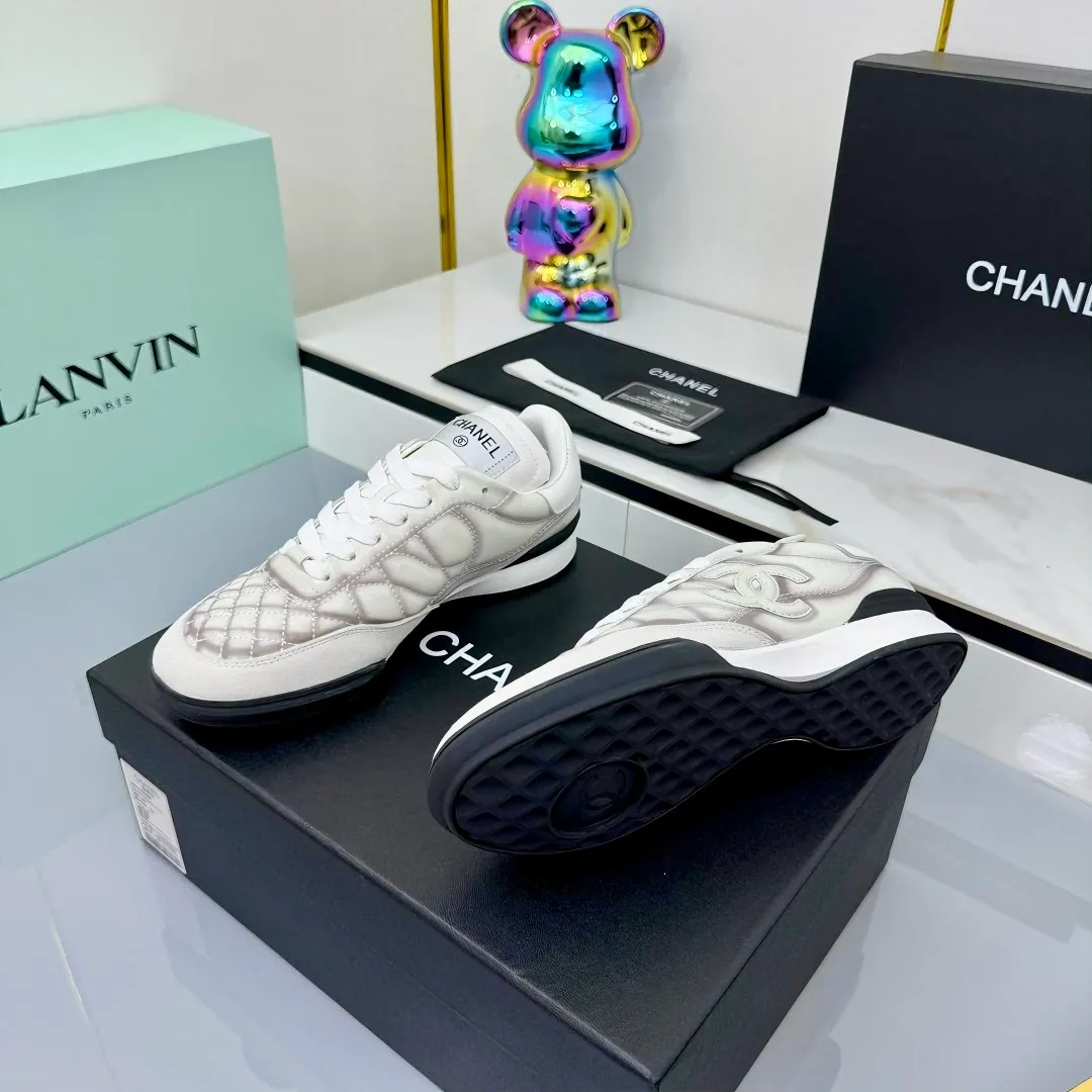 👟👟Ex-factory price 640👟👟 Top version Chanel Chanel - 2025 counter top casual sports shoes This sneaker is a classic design; the upper is electro-embroidered with a variety of techniques; the outsole is fashionable and sporty; it is unusual to incorporate a variety of color matching elements... The diversified mix and match is very beautiful and versatile, and can be used for leisure, fashion, sports and outdoor... ꫛꫀꪝ Go➫ Material: ❶The upper is made of: original cowhide ❷The inner lining is made of: original imported sheepskin ❸The outsole is based on: original TPU combination outsole Full set of boutique packaging for women 35–41 👉